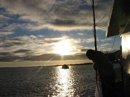 Sonnenuntergang vor Isla Santa Cruz