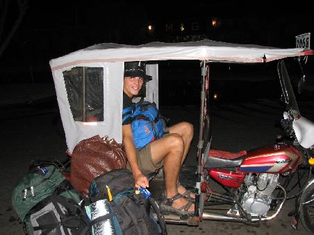 Unser "geraeumiges" Taxi in Tumbes (die Rucksaecke und Johannes muessen auch noch rein)