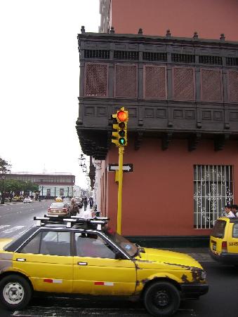 Hier die beschriebene Ampel in Trojillo; angesichts der fahrenden Autos scheint rot das richtige Zeichen zu sein