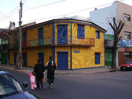 Eines der bunt bemalten haeuser in la boca. Im Hinterhof spielen die Kinder im Matsch!