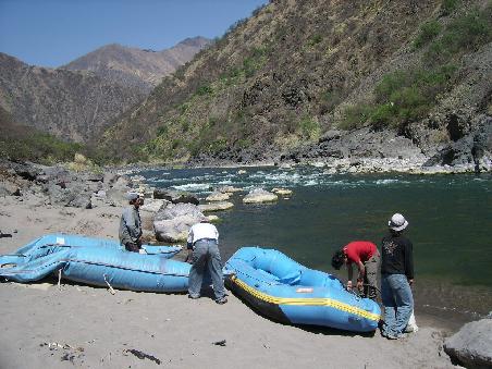 Beim Aufbauen der Rafts