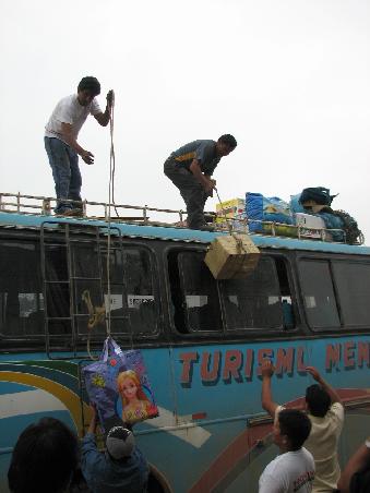 Die typische suedamerikanische Art der Busbeladung