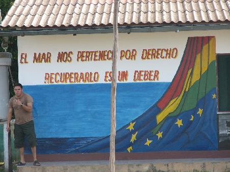 Am Grenzposten Puerto Heath ein netter Spruch:
"Das Meer ist unser rechtmaessiger Besitz, es zurueckzuerobern ist unsere Aufgabe"
Gemeint ist ein Streifen Land, den Chile wegen seiner Rohstoffe Ende des 19. Jhd. erobert und der Bolvien den Meereszugang gekostet hat. Aber nationalistische Toene sind in Suedamerika nichts Seltenes.
