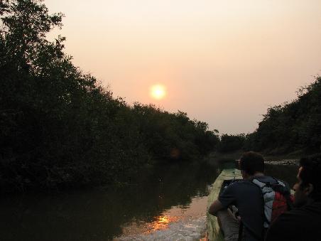 Erst mit dem Sonnenuntergang treffen wir am Camp ein