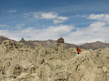 Ein Panfloetenspieler im Valle de la luna verbreitete eine unwirkliche Athmosphaere, die nur durch Touristengruppen gestoert wurde