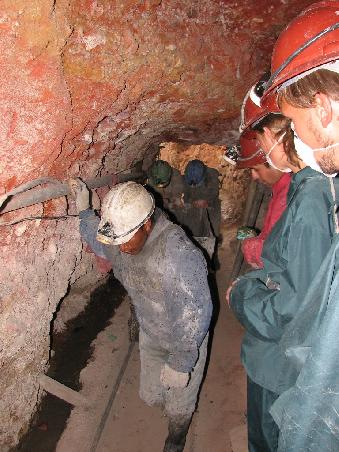 Mineros beim Schieben des leeren Karrens