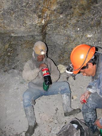 Ein Minero nimmt dankend eines unserer Geschenke, einen "Refresco", entgegen