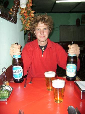 In Argentinien wird das Bier in Liter-Flaschen serviert - Johannes in Vorfreude auf das argentinische Steak