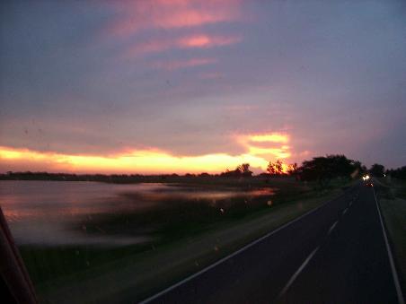 Sonnenuntergang auf der Fahrt nach Buenos Aires