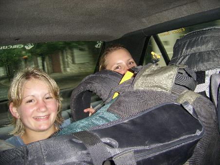 Im Taxi in Rosario - 4 Personen und 4 Rucksaecke