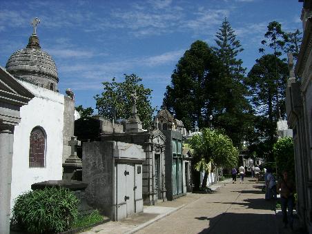Der beruehmte "Cementerio" in Recoleta, wo sich die Prominez der Stadt Mausoleen bauen lassen. Auch Evita liegt hier begraben.