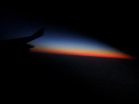 Sonnenaufgang auf dem Flug nach Neuseeland - er dauerte mehrere Stunden an, da wir von ihm weg flogen