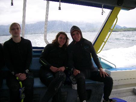 In den dicken Wetsuits auf dem Weg zu den Delphinen