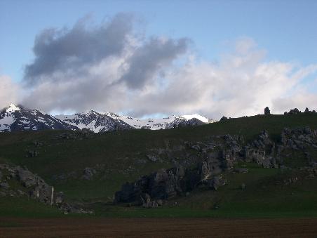 Auf dem Weg nach Arthur's Pass war noch gutes Wetter, was fantastische Blicke auf die Berge ermoeglichte
