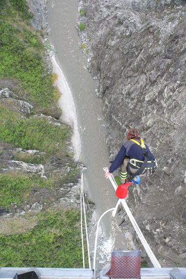 mit einem grossen Satz ab in die Tiefe