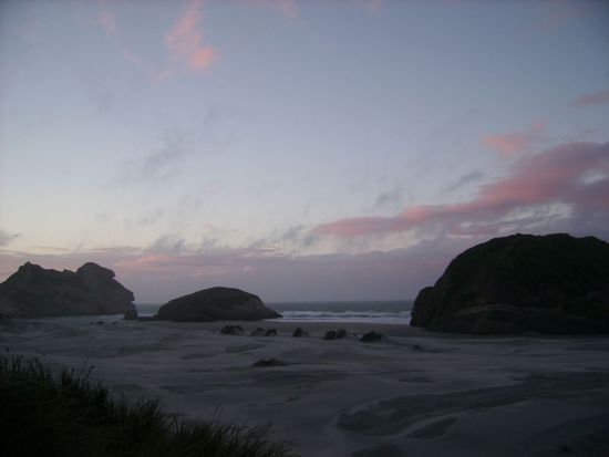 Whakeri Beach bei Sonnenuntergang