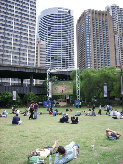 Fasziniert von der Cricket-Grossbildleinwand-Uebertragung