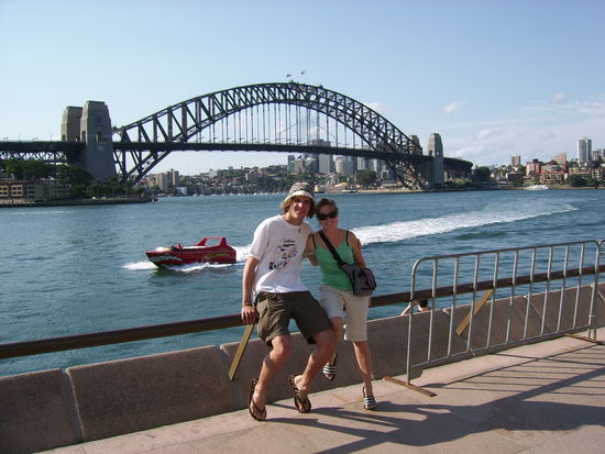 Seline und ich vor der Habour Bridge
