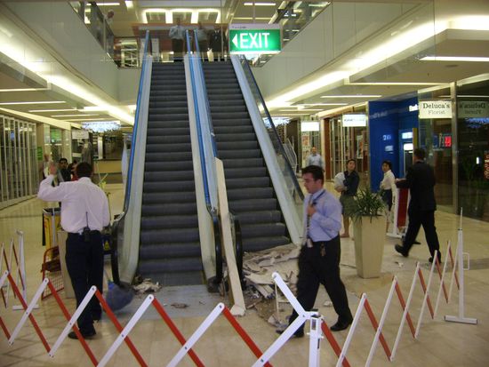 In einem Einkaufszentrum kam die Deck runter