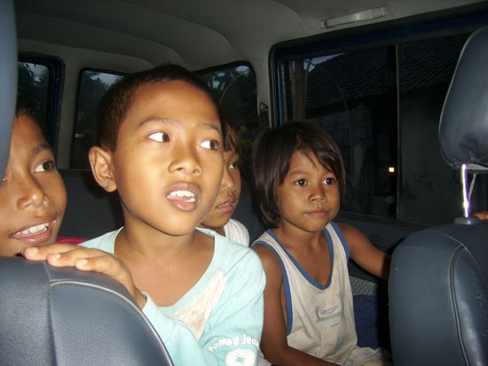 Beim Arrak kaufen waren die Kinder so begeistert von unserem Auto, dass wir sie ein wenig herumfuhren