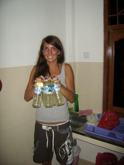 Malin mit dem Arrak - selbstgebraut und natuerlich in alten Wasserflaschen verkauft