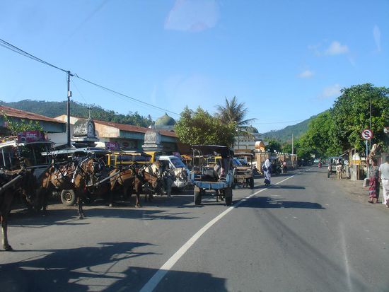 Das Strassenbild in Bangsal wird noch von Kutschen dominiert