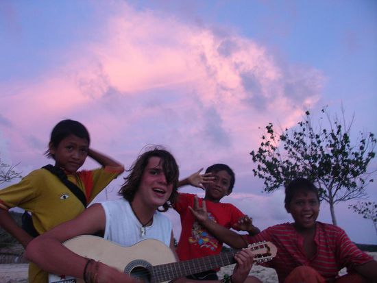 Sonnenuntergang, Gitarre und posierende Kinder