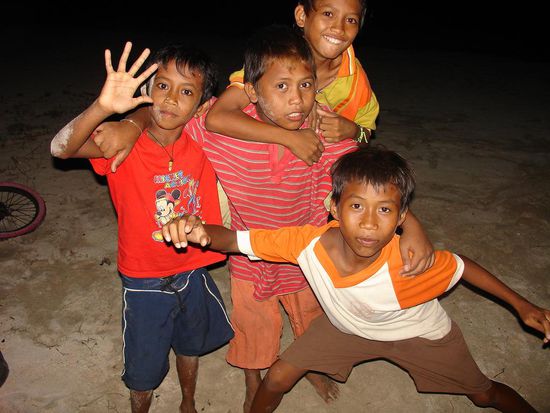 Hier nur posierende Kinder