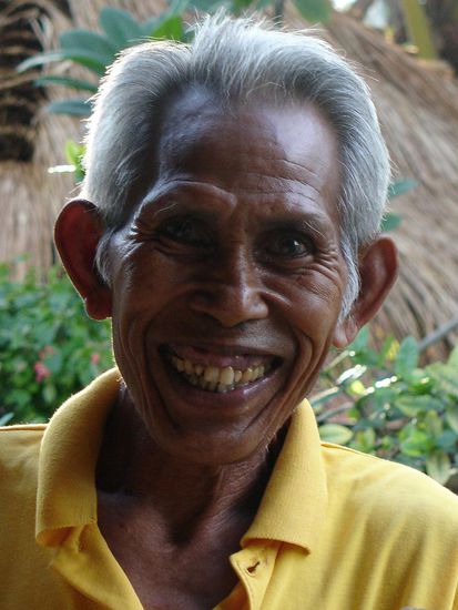 Dieser aeltere Herr hat fuer uns mit einem toten Vogel in der Hand zu deutschem Rap getanzt!