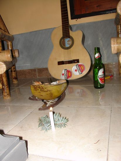 Unser Weihnachten - Kerze, Kokusnuss, Gitarre und Bier