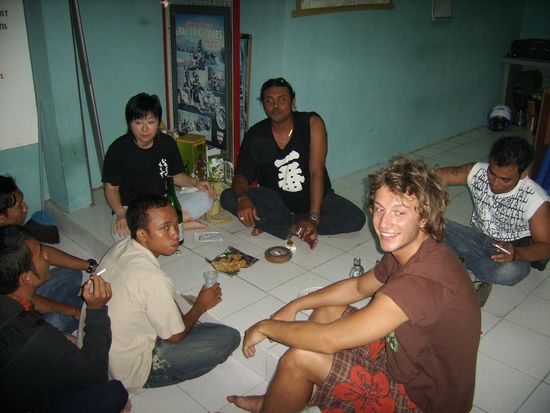 Der Abend beginnt bei ein paar Indonesen, die uns zum Reisschnapstrinken eingeladen hatten...
