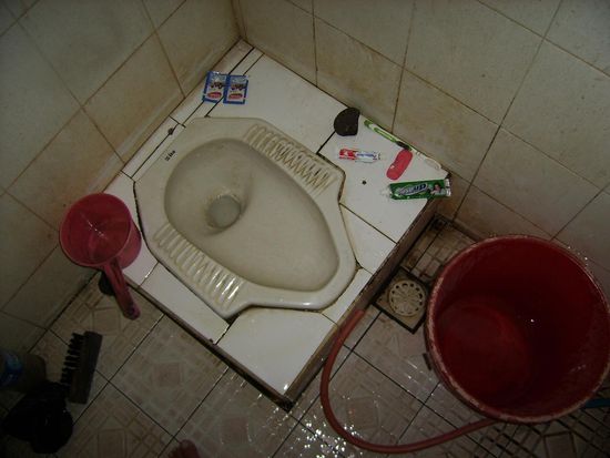 (Hier nur kurz ein weiteres Bild meiner "Toilettenserie" - besonders durch Zahbuerste neben dem Klo: Gut zielen!)