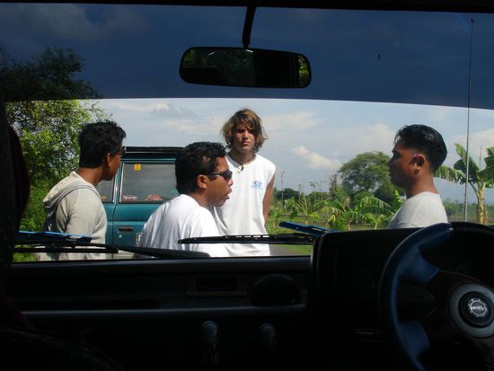 Jerry, keine sehr beaengstigende Erscheinung (in der Mitte), bedroht mich mit dem Tod