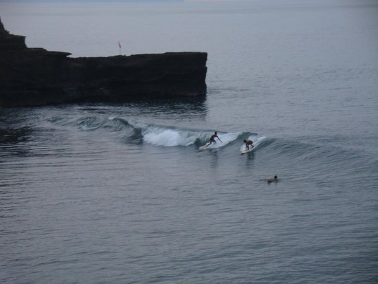 Surfer bei Tanah Lot