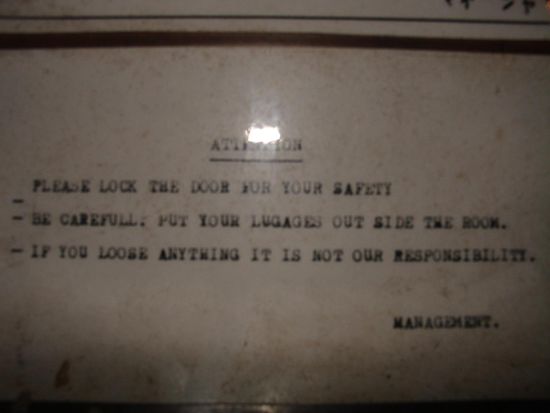 In unserm Hotel befand sich dieser "nuetzliche" Warnhinweis:
"Be carefull: Put your lugages out side the room"