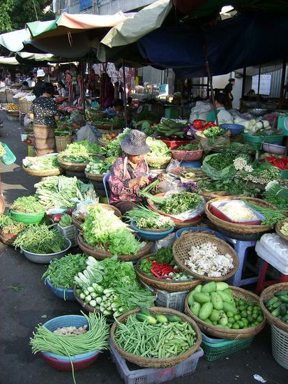 Gemueseverkaeuferin auf einem der vielen Maerkte...