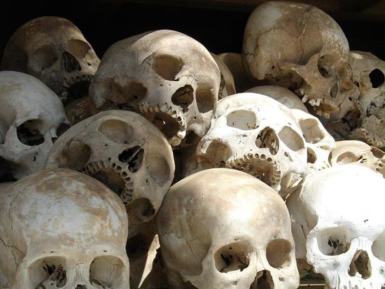 Ein Teil der 8900 hier gefundenen Schaedel sind in einem als Denkmal fungierenden Turm aufgebahrt