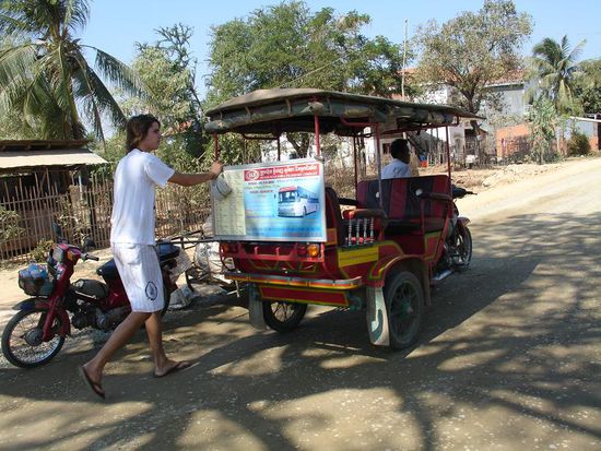 Auf dem Rueckweg von den Killingfields platzt ein Reifen und fuer eine Weile ist Schieben angesagt