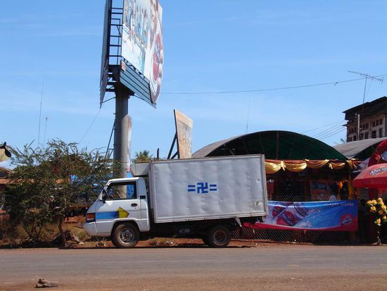 Das religioese Sonnenzeichen wirkt auf einen Deutschen immer etwas befremdlich...