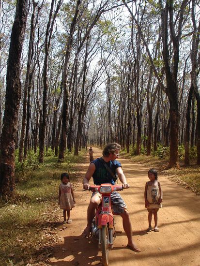 Umgebung erkunden - Kinder kommen immer wieder neugierig zu uns