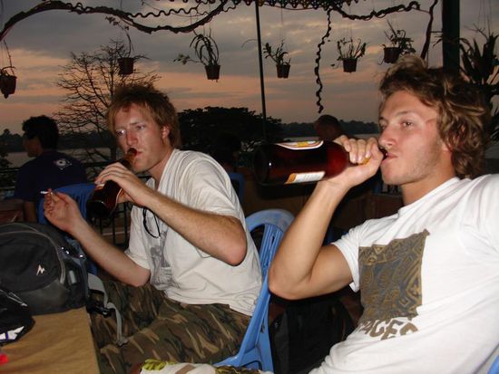 Ein netter Abend in Stung Treng - waere da nicht die Hochzeitsfeier mit Karaoke nebenan gewesen (Jordi und Max)