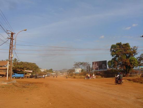 Auf den staubigen Strassen geht es weiter zum Kratersee "Yeak Lom"