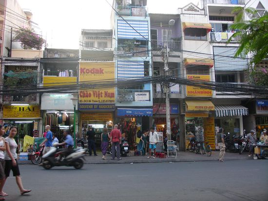 Typische Bauweise in Saigon: Hoch und schmal!