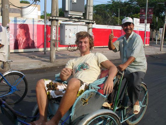 Max' trotz hartem Schicksal immer froehlicher "Cyclo-Fahrer"