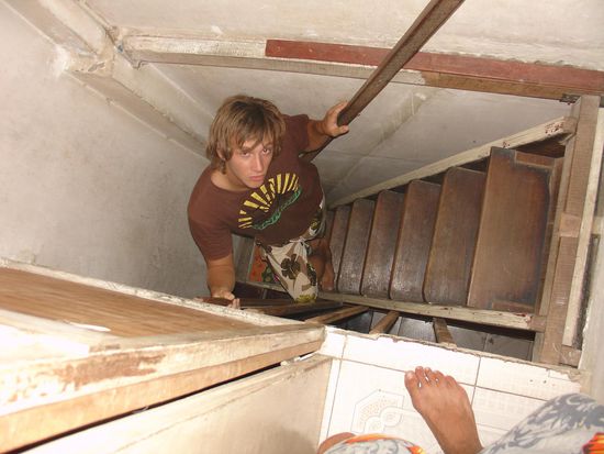 Max erklimmt die Treppen zu unserem Zimmer