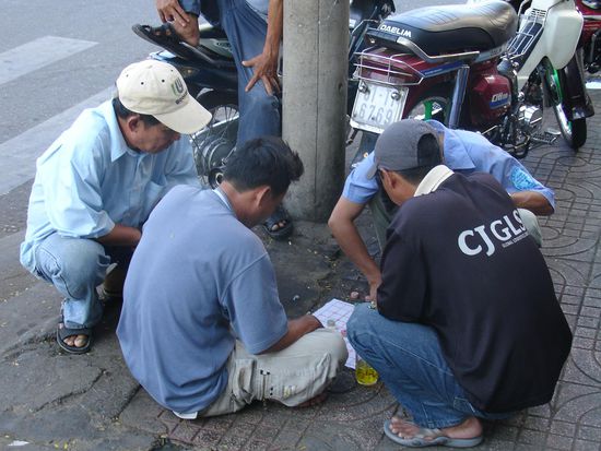 Einheimische beim traditionellen Brettspiel