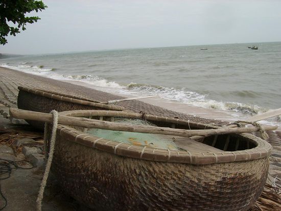 Typisches Fischer"boot" (wohl eher eine buchstaebliche Nussschale)
