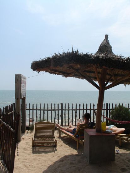 Lesen und Gitarre an unserem Hotel