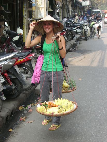 Ivana probiert sich als Obstverkaeuferin