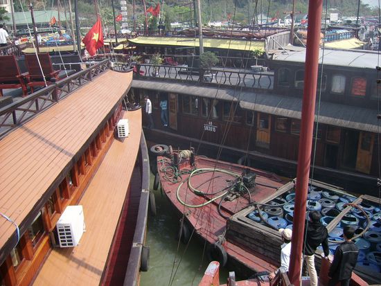 Zurueck im Hafen von Halong City konnten wir die Parkkuenste unseres Captains bestaunen -  in ein Boot rammten wir ein nicht zu kleines Loch!